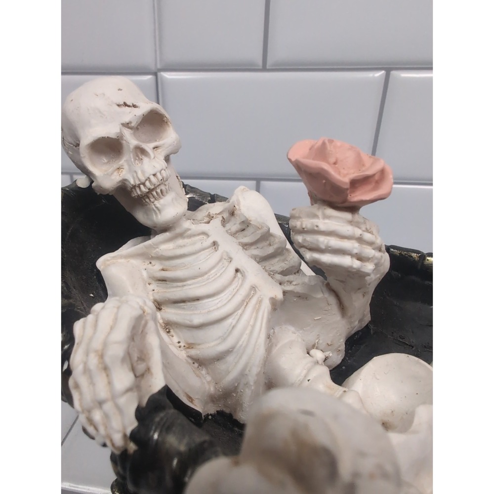 Skeleton figurine In Claw foot Tub Halloween Decor Skull Roses - Picture 11 of 11